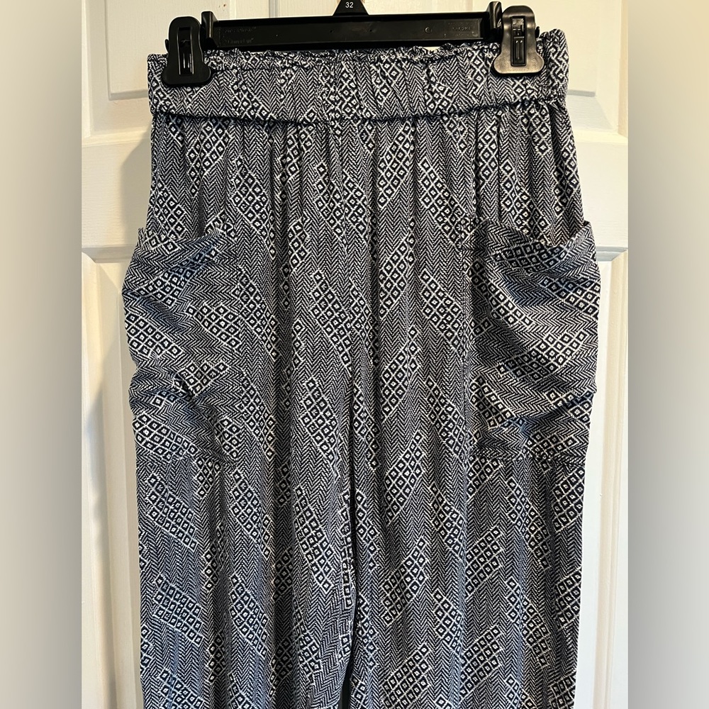 URBAN OUTFITTERS Black & White Diamond Design w 2 Side Cargo Pockets